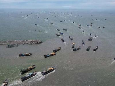 东海、南海海域今日开渔，约5.5万艘渔船出海作业