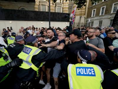 骚乱发酵、财政没钱，英国新政府日子怎么这么难？