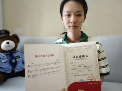 烈士邱建军的女儿收到大学录取通知书