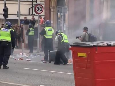 英国多地抗议活动持续，已有近400人被捕