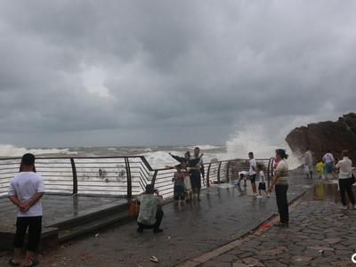 青岛暴雨过后：涛声骇浪滚潮涌