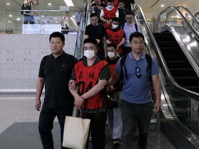 5名经济犯罪嫌疑人被从柬埔寨押解回国
