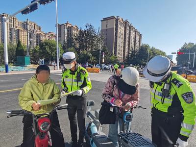 无“盔”不骑行！青岛交警部门开展专项整治守护“上学路”