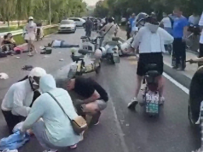 湖北武汉一小学附近突发车祸，目击者称肇事司机想逃逸被拦下，当地：多人受伤