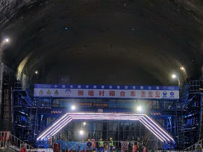 施工臺車安裝調試完成！青島地鐵15號線丹山站加速開展主體施工