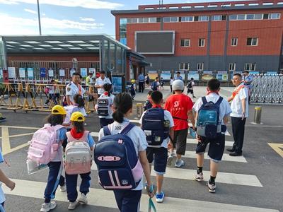 今天，沧海路小学校门口来了一群公交志愿者