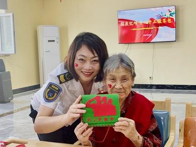 缝制手工军包追忆似水年华！市北这家养老院让养老变“享老”