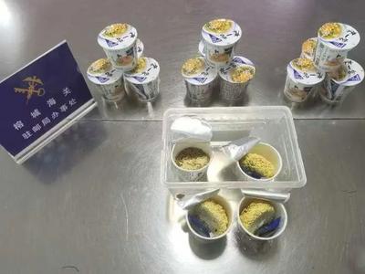 海关查验打开泡面杯，竟发现内藏800余条活虫