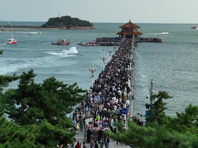 国庆假期，青岛前海一线各景区“人如潮水”