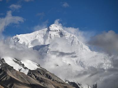 山难者靴子出现在珠峰北坡，有可能属于百年前英国登山家欧文