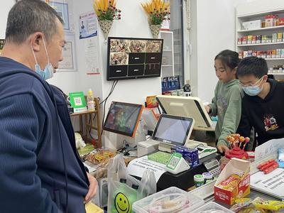 超市老板受重伤，街坊轮流当“店长”，青岛小区居民自发打理店铺还帮忙筹款