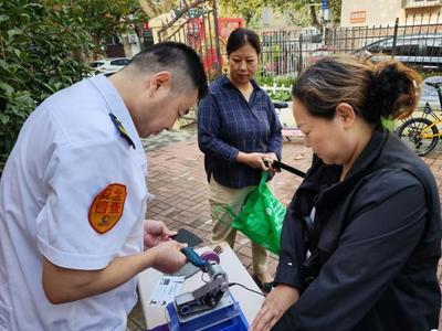 因为他们“磨剪子戗菜刀”社区公益便民服务，“磨”出和谐“企民情”