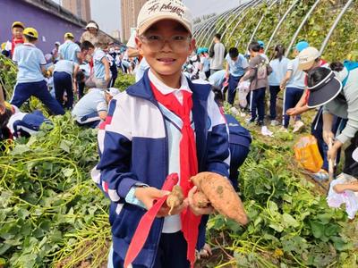 青岛同安路小学研学之旅：收获秋季劳动果实，户外运动比拼团队合作