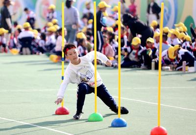 青岛重庆路第二小学举行首届跑酷运动会