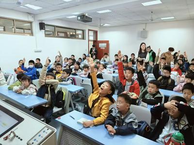 大学生教中小学生“用外语讲好中国故事”！多所中小学到青大外语学院参观学习