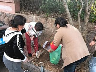金门路街道三明路社区开展“人人动手 洁净家园”活动