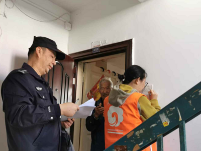 金门路街道逍遥社区开展敲门入户“零距离”反诈宣传活动