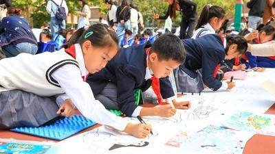 青岛市举办中小学海洋节“我心目中的海洋”主题绘画活动