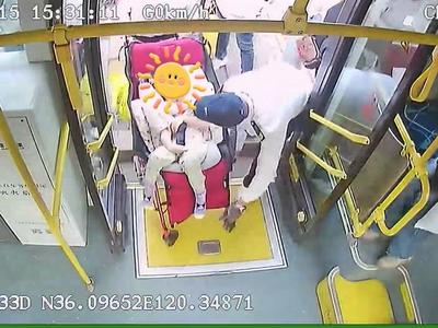 宝妈推婴儿车乘车，被司乘人员的这个举动暖到了