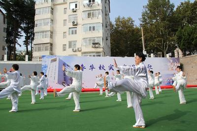 春华秋实，岁月如歌！青岛市老年大学建校四十周年暨重阳节文艺演出举办