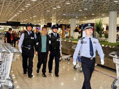 一名“红通”逃犯被押解回国