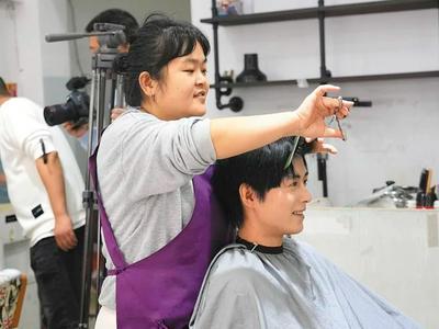 老顾客不光顾了？晓华理发店恢复宁静，她决定……