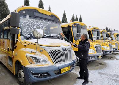 今冬首场雪来了！“大鼻子”校车雪中护航