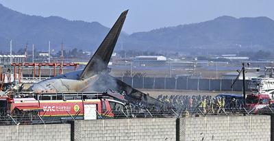 韩国客机碰撞起火事故已致120人死亡