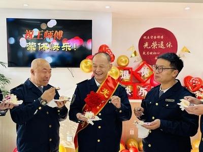 心系万家团圆，执掌稳稳幸福！青岛这位连续23年坚守除夕夜末班车公交司机退休