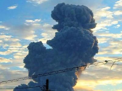 日本樱岛南岳山顶火山口发生喷发，灰柱高度达3400米