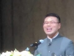 准90后县长用四国语言致辞，曾自学法语德语
