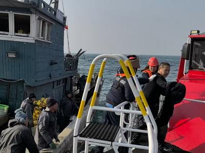 船舶进水5名船员命悬一线，青岛引航员上演生死营救
