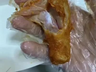 “很恶心，全吐了”，知名餐饮连锁又吃出生肉