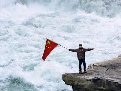 演员李现悬崖举国旗照爆火，景区紧急提醒→