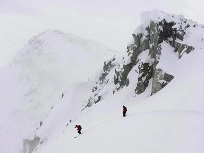 加拿大滑雪胜地发生雪崩，伤亡情况不明