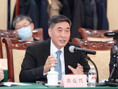 青岛啤酒：黄克兴因已届退休年龄辞任董事长等职务