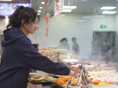 “太瘦了，学校给我发钱了，泪目” 这些隐形的关爱好暖心