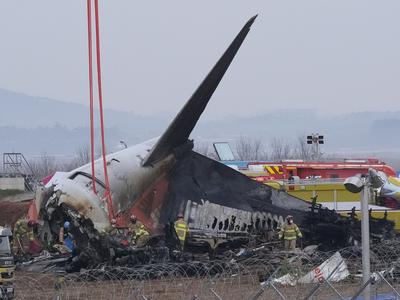 机身着陆前行1600米、撞到混凝土台……韩交通部通报客机失事细节