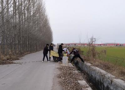 事发西海岸！三轮车掉下沟，一群热心人伸援手