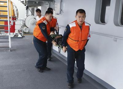 渔民突发胃出血！我海军舰艇在黄岩岛海域紧急救助