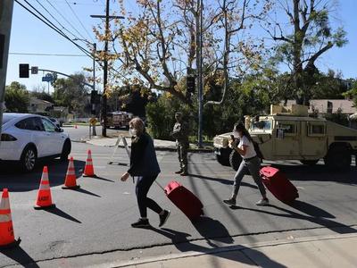 洛杉矶山火已致超9万人被疏散，强风或加剧火势蔓延