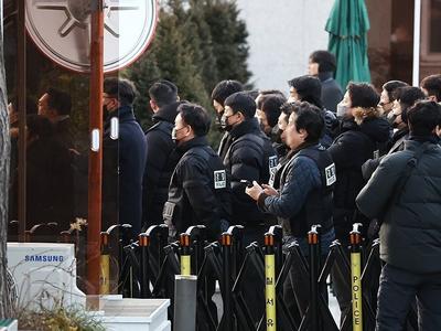 韩国调查人员同总统警卫发生肢体冲突，未进入尹锡悦所在建筑