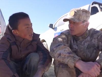 子弟兵变身震区“孩子王”！兵姐姐抱起小朋友接受采访超有爱
