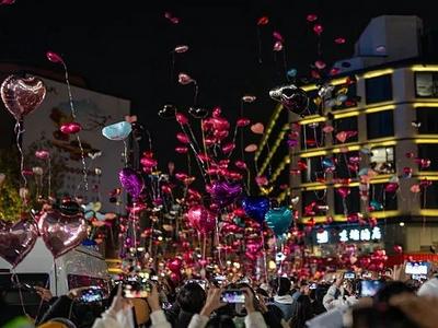 “一棵树上的气球就摘了半小时”