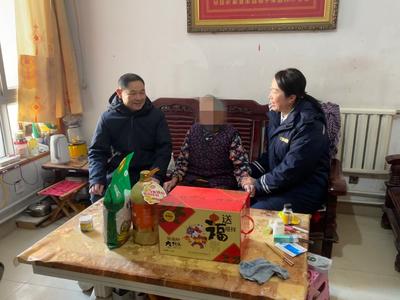 城阳巴士走进共建社区，为困难群众送去新春祝福