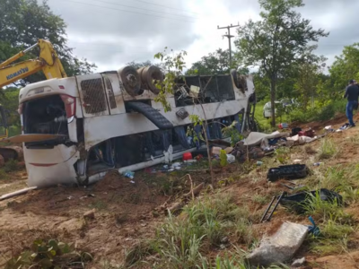 巴西东北部一辆公交车翻车，已致7死15伤
