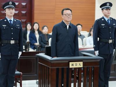 新疆维吾尔自治区党委原副书记李鹏新受贿案一审开庭