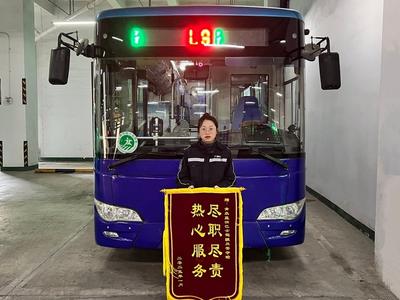 温暖学子求学路！90后女司机“管姐姐”接连收到两面锦旗