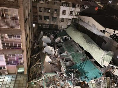 昨晚台湾新北公寓倒塌，220人撤离