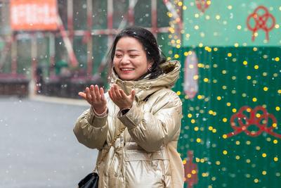 青岛今天阴有分散性小阵雪转多云，市区最高气温4℃，最低气温-2℃